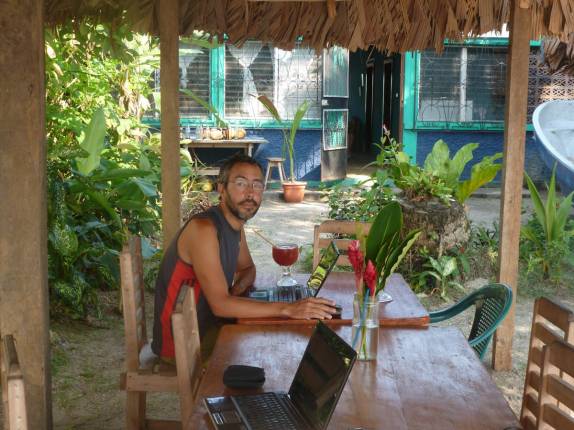 TRabalhando no quintal da nossa pousada em Livingston, no litoral da Guatemala